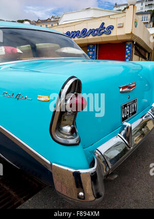 1956 Chevrolet Bel Air vettura americana con tipici degli anni cinquanta ali e styling con chrome e due tonalità di vernice blu Foto Stock