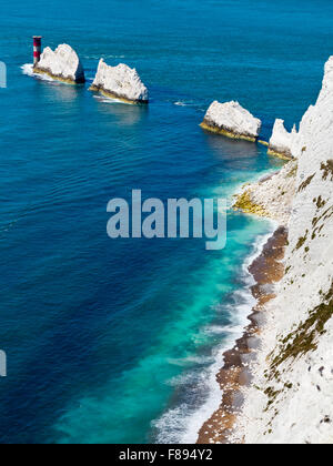 Gli aghi a Chalk formazione di roccia con il faro sulla costa occidentale dell'Isola di Wight in Inghilterra meridionale REGNO UNITO Foto Stock