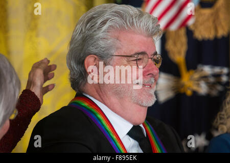 Washington, DC, Stati Uniti d'America. 06 Dic, 2015. Regista George Lucas assiste il Centro Kennedy Honorees Ricevimento nella Sala Est della Casa Bianca di Washington, DC, Stati Uniti d'America, 06 dicembre 2015. Il Presidente Usa Barack Obama e la First Lady Michelle Obama ha ospitato l incontro. Il 2015 il Centro Kennedy honorees sono: cantautrice Carole King, regista George Lucas, attrice e cantante Rita Moreno, conduttore Seiji Ozawa, e attrice e Broadway star Cicely Tyson. Credito: Jim LoScalzo/Piscina via CNP - NESSUN SERVIZIO DI FILO- © dpa/Alamy Live News Foto Stock