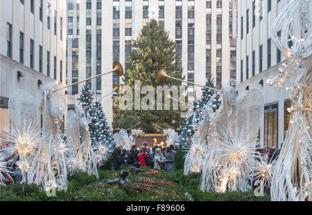 Albero di natale a Rockefeller Center visto dalla Fifth Avenue a New York Foto Stock