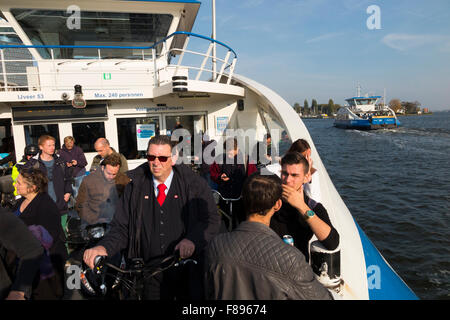 GVB / traghetto passeggero libero traghetto attraversa il fiume IJ tra la stazione centrale di Amsterdam & Buiksloterweg nella capitale olandese Paesi Bassi Olanda Foto Stock