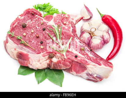 Materie di manzo bistecca di carne con spezie sullo sfondo bianco. Foto Stock