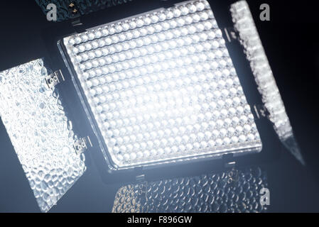 LED di illuminazione attrezzature per le foto e il video della produzione in studio di buio interno Foto Stock