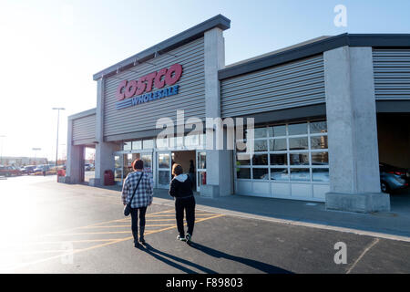 I clienti attraversando Costco Wholesale parcheggio per entrare in negozio. Bolingbrook Illinois IL USA Foto Stock