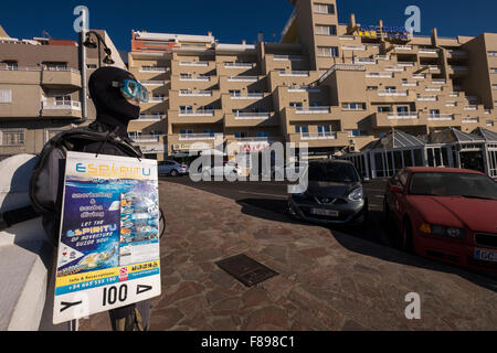 Manichino in una muta subacquei la pubblicità di un centro immersioni con corsi di immersione a Puerto Santiago, Tenerife, Isole Canarie, Spagna. Foto Stock