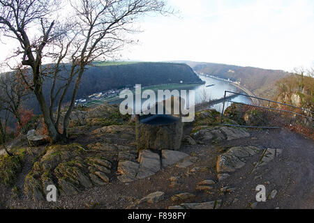 San Goarshausen, Germania. 07Th Dec, 2015. Una vista generale del deserto altopiano Lorelei, sopra la Lorelei sul fiume Reno, vicino San Goarshausen, Germania, 07 dicembre 2015. Il 08 dicembre 2015 la Renania Palatinato il Ministro degli Interni e infrastrutture dovrebbe presentare una decisione di finanziamento da parte dello stato per oltre 4 milioni e mezzo di euro per completare la riqualificazione dell'area visitatori sulla famosa roccia. Foto: THOMAS FREY/DPA/Alamy Live News Foto Stock