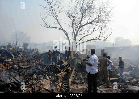 Mumbai. Il 7 dicembre, 2015. Foto scattata il 7 dicembre, 2015 mostra la scena di un incendio a Damu Nagar delle baraccopoli di Mumbai, in India. Due persone sono state presumibilmente morti e quasi mille case sono state bruciate in un grande incendio scoppiato nella baraccopoli zona in Kandivali sobborgo di Mumbai nord Lunedì, innescando una serie di cilindri di gas esplosioni. © Stringer/Xinhua/Alamy Live News Foto Stock