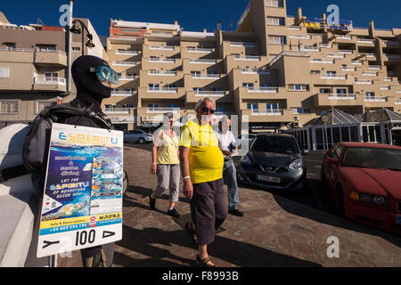 Manichino in una muta subacquei la pubblicità di un centro immersioni con corsi di immersione a Puerto Santiago, Tenerife, Isole Canarie, Spagna. Foto Stock