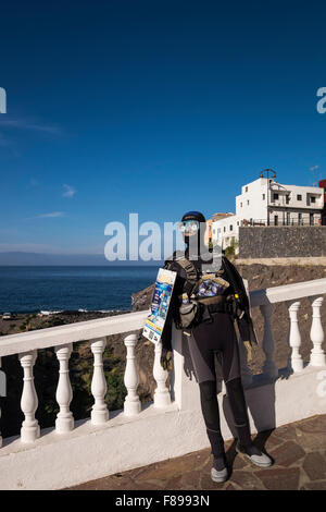 Manichino in una muta subacquei la pubblicità di un centro immersioni con corsi di immersione a Puerto Santiago, Tenerife, Isole Canarie, Spagna. Foto Stock