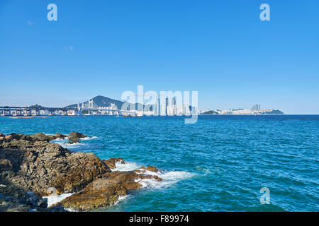 Gwangan grande ponte e Haeundae in Busan, Corea. Il ponte di sospensione è un punto di riferimento di Busan. Haeundae-gu è famosa per uno dei Foto Stock