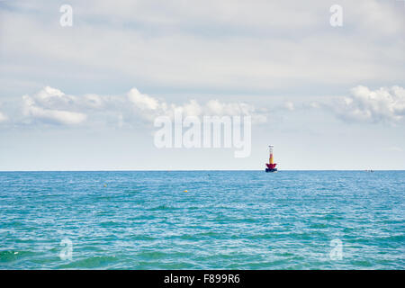 Seascape orizzontale con marchio di boa e nuvole dinamica, vista dalla spiaggia Haeundae in Busan, Corea. Foto Stock