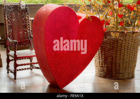 Una forma loveheart decorazione di Natale sul display nella grande hall a Haddon Hall, Bakewell, Derbyshire, Inghilterra Foto Stock