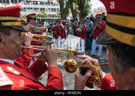 Un militare di brass band suona musica di Aprile 22, 2014 in strade di Ayvalik, Turchia. Foto Stock