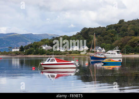 Barche ormeggiate nella baia a Strachur, Loch Fyne, Argyll & Bute, Scozia Foto Stock