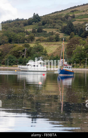 Barche ormeggiate nella baia a Strachur, Loch Fyne, Argyll & Bute, Scozia Foto Stock