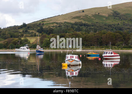 Barche ormeggiate nella baia a Strachur, Loch Fyne, Argyll & Bute, Scozia Foto Stock