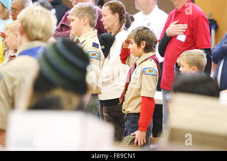 Napa Valley, CA, Stati Uniti d'America. 5 Dic, 2015. Charlee Fitzpatrick di Boy Scout Troop 516 saluta la bandiera durante l'inno nazionale durante il funzionamento con amore da casa di cura complessivo pacchetto evento alla Chiesa Crosswalk in Napa sabato. © Napa Valley Register/ZUMA filo/Alamy Live News Foto Stock