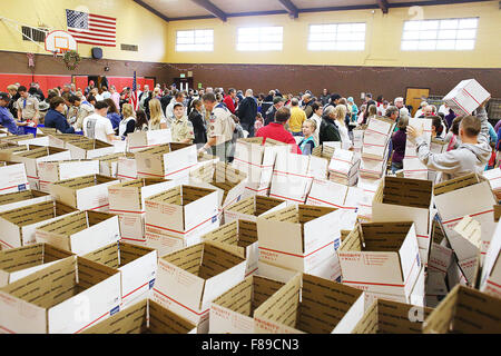 Napa Valley, CA, Stati Uniti d'America. 5 Dic, 2015. Centinaia di caselle sono in scena e in attesa di essere riempiti durante il funzionamento con amore da casa di cura complessivo pacchetto evento alla Chiesa Crosswalk in Napa sabato. © Napa Valley Register/ZUMA filo/Alamy Live News Foto Stock