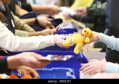 Napa Valley, CA, Stati Uniti d'America. 5 Dic, 2015. Un orsacchiotto è aggiunto a un pacchetto di assistenza durante il funzionamento con amore da casa di cura complessivo pacchetto evento alla Chiesa Crosswalk in Napa sabato. © Napa Valley Register/ZUMA filo/Alamy Live News Foto Stock