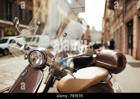 Parcheggiato " Vespa " ciclomotore, Milano, Lombardia, Italia Foto Stock