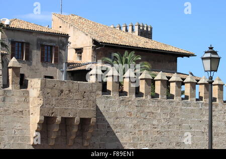 Muro medievale presso il Palazzo Almudaina in Palma de Mallorca, Spagna Foto Stock