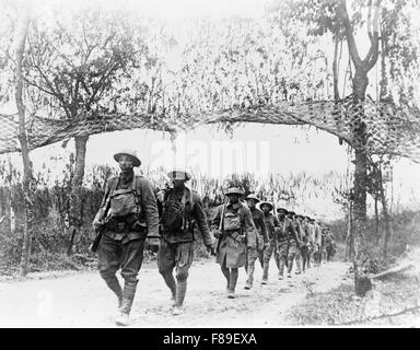 Stati Uniti Esercito di soldati di fanteria, African American unità, marciando a nord-ovest di Verdun, Francia, nella I guerra mondiale Foto Stock