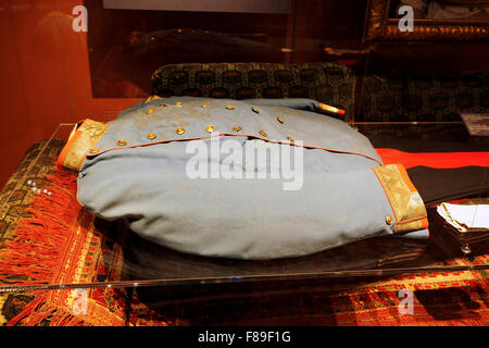 Il sanguinoso uniforme che arciduca Franz Ferdinand indossava quando fu assassinato nel giugno del 1914, il Museo di Storia Militare di Vienna in Austria Foto Stock