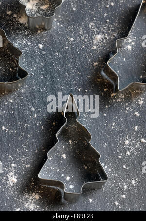 Natale cuocere gli strumenti sul tavolo di ardesia Foto Stock