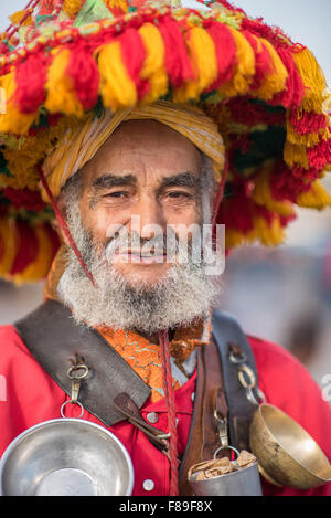 Tradizionalmente condita acqua venditore presso la piazza Jemaa El Fnaa di Marrakech Foto Stock