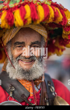 Tradizionalmente condita acqua venditore presso la piazza Jemaa El Fnaa di Marrakech Foto Stock