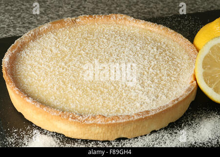 Tarte Au Citron crostata al limone con spolvero di zucchero Foto Stock