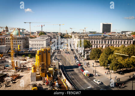 Il viale Unter den Linden, nel quartiere Mitte di Berlino, Germania Foto Stock