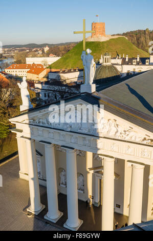 Vilnius facciata della Cattedrale con Gediminas tower in background come visto dal campanile. Vilnius, Lituania, Europa Foto Stock