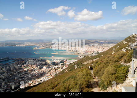 Guardando verso il basso su Gibilterra dal rock con il sud della Spagna in background. Foto Stock