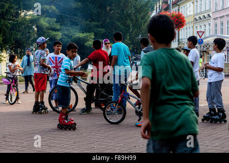 Spa gli ospiti - comunità araba, i bambini in un parco nord località termale boema. Teplice, Repubblica Ceca Foto Stock