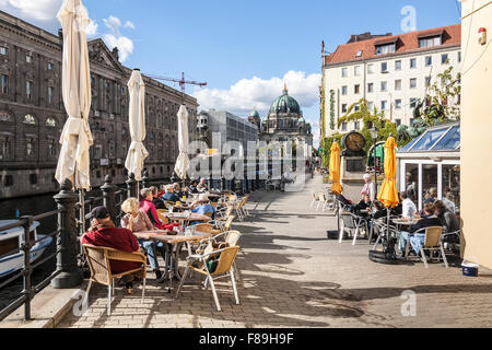 Banca della Sprea al quartiere Nikolai, nel quartiere Mitte di Berlino, Germania Foto Stock