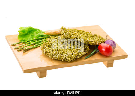 Il verde di tagliolini crudi con asparagi e verdure Foto Stock