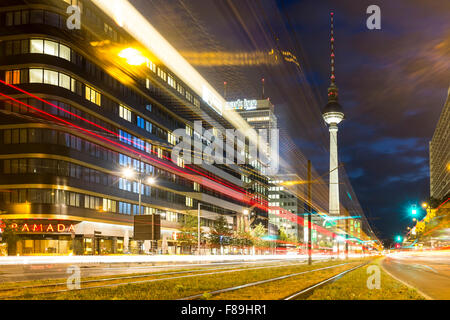 Karl-Liebknecht-Strasse e la Torre della TV, Berlino, Germania Foto Stock