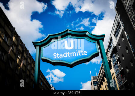 La stazione della metropolitana Stadtmitte, Berlino, Germania Foto Stock