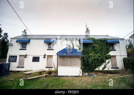 Giardino ricoperta con la chiusura del Rising Sun Pub nel villaggio di Woodcroft nella Foresta di Dean, GLOUCESTERSHIRE REGNO UNITO Foto Stock