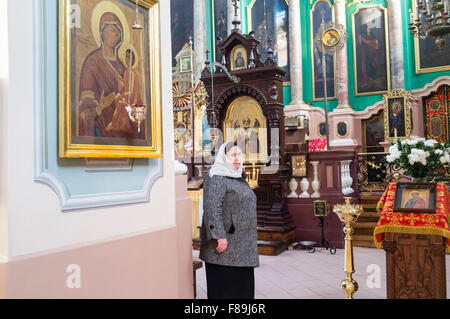 Donna dentro la Chiesa Ortodossa dello Spirito Santo. Vilnius, Lituania, Europa Foto Stock