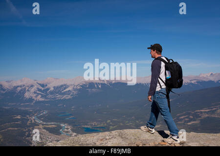 Escursionista guardando la cittadina di Jasper Alberta dalla cima della montagna Whistlers Foto Stock