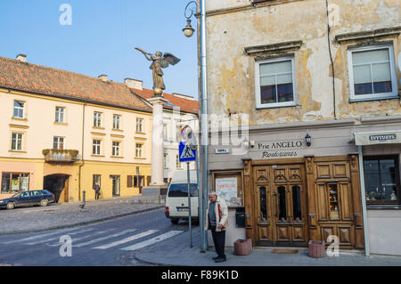 Angelo di Uzupis monumento in auto-dichiarata repubblica indipendente a Uzupis quartiere bohemien di Vilnius, Lituania Foto Stock