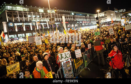 Stuttgart, Germania. 7 dicembre, 2015. Persone dimostrando al trecentesimo lunedì prima dimostrazione di Stoccarda Stazione centrale di Stoccarda, Germania, 07 dicembre 2015. Essi sono visti con cartelli e striscioni contro il progetto di riqualificazione della stazione, Stuttgart 21. Foto: Christoph Schmidt/DPA Foto Stock
