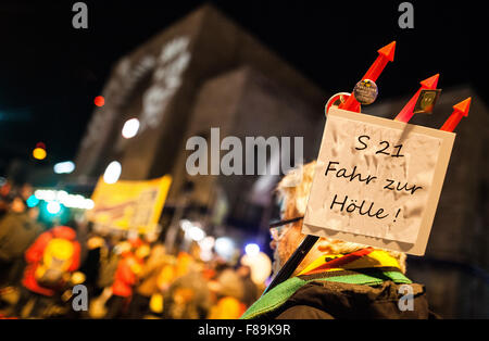 Stuttgart, Germania. 7 dicembre, 2015. Persone dimostrando al trecentesimo lunedì prima dimostrazione di Stoccarda Stazione centrale di Stoccarda, Germania, 07 dicembre 2015. Essi sono visti con cartelli e striscioni contro il progetto di riqualificazione della stazione, Stuttgart 21. Foto: Christoph Schmidt/DPA Foto Stock