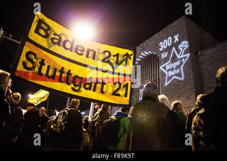 Stuttgart, Germania. 7 dicembre, 2015. Persone dimostrando al trecentesimo lunedì prima dimostrazione di Stoccarda Stazione centrale di Stoccarda, Germania, 07 dicembre 2015. Essi sono visti con cartelli e striscioni contro il progetto di riqualificazione della stazione, Stuttgart 21. Foto: Christoph Schmidt/DPA Foto Stock
