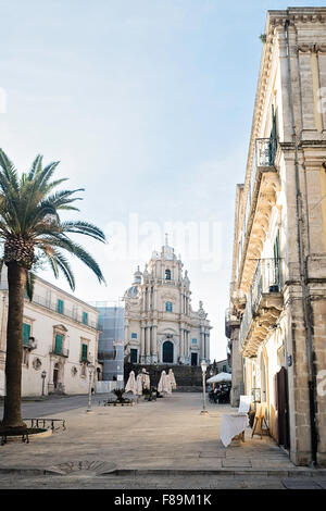 Visualizzare fino il declivio della Piazza del Duomo e chiesa di San Giorgio, Foto Stock