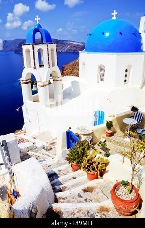 Oia - Santorini e bella bianco lavato a cupola blu chiese sono sinonimo di ogni altro, fasi di caldera Foto Stock