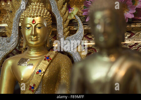 Statue di Buddha sul tiger tempio nella grotta vicino a Krabi ,Thailandia Foto Stock