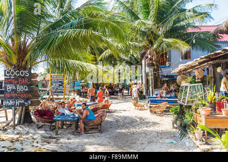 Koh rong isola villaggio principale bar e ristoranti in Cambogia Foto Stock